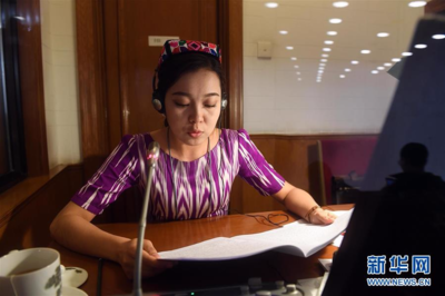 為兩會服務(wù)的民族語文翻譯組 北京翻譯服務(wù)的民族橋梁